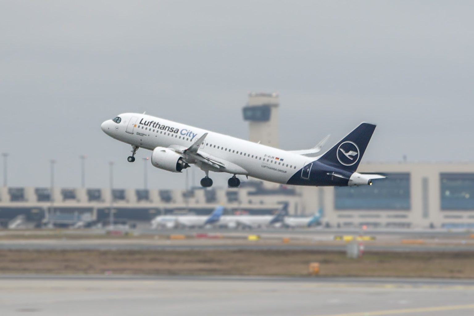 Lufthansa City Airlines signs crew labor deal