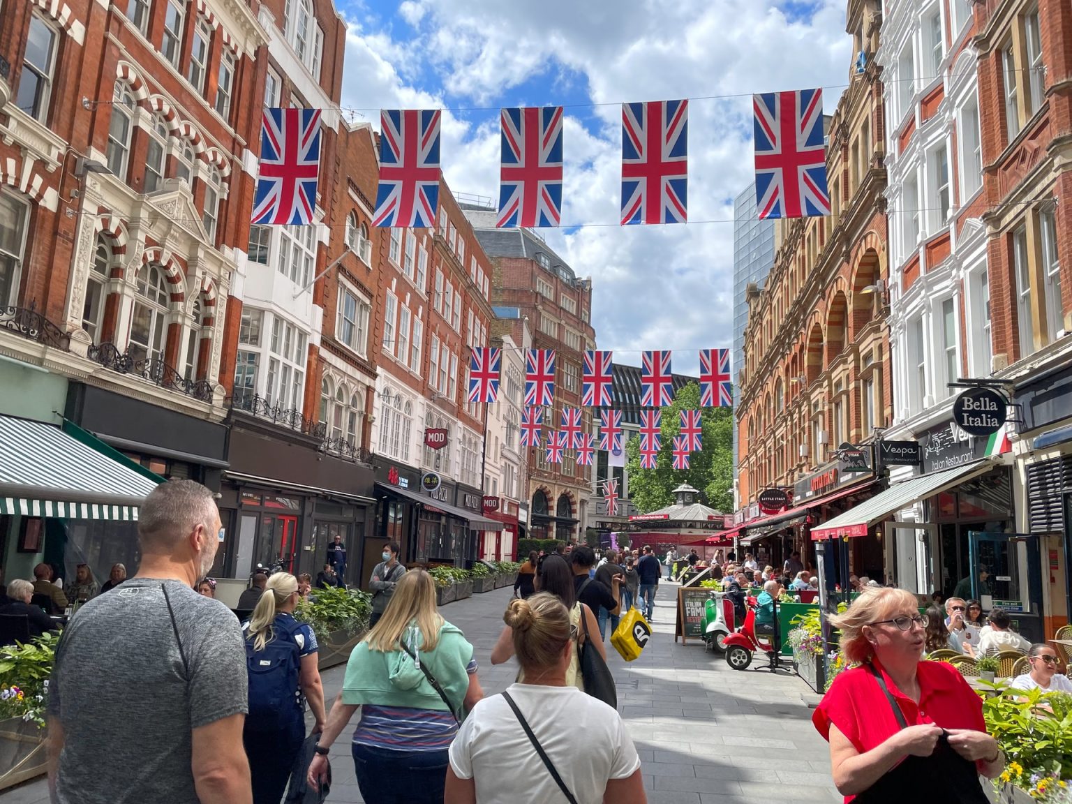 UK retail and hospitality sectors expected to boost during the Queen’s jubilee