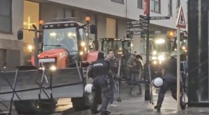 900 Tractors Block Brussels in Protest