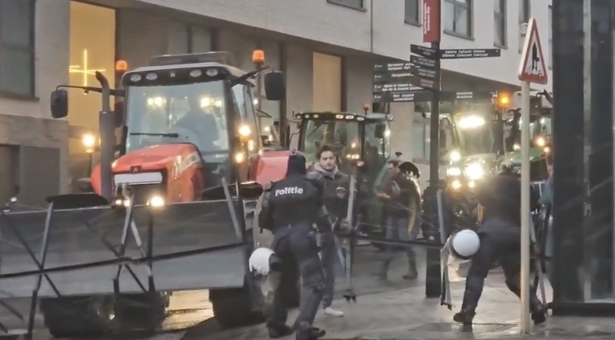 900 Tractors Block Brussels in Protest