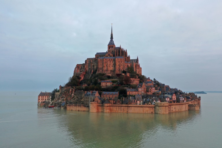 Strikes shut doors at world-famous French monuments